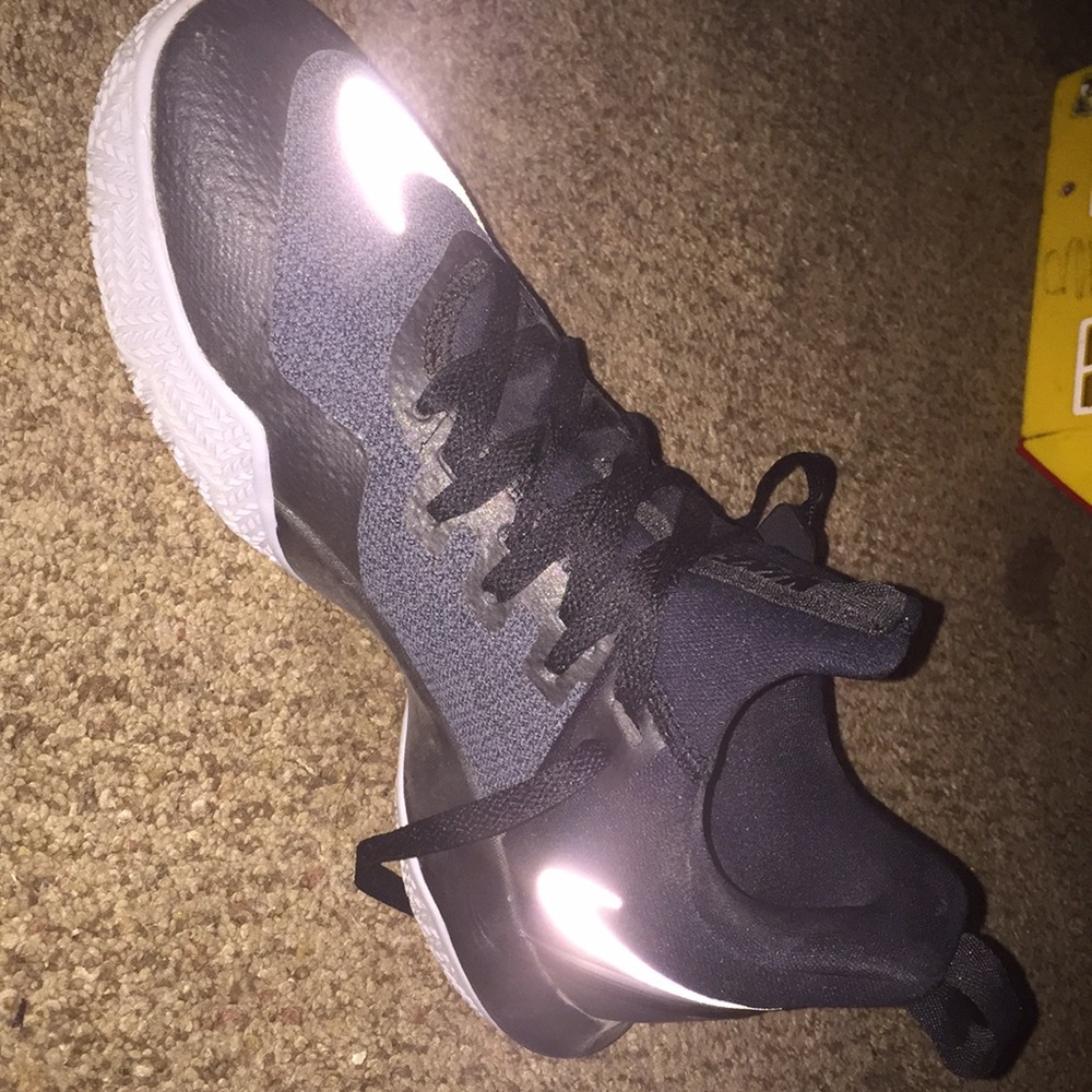 Nike tennis shoes - Picture 2 of 4
